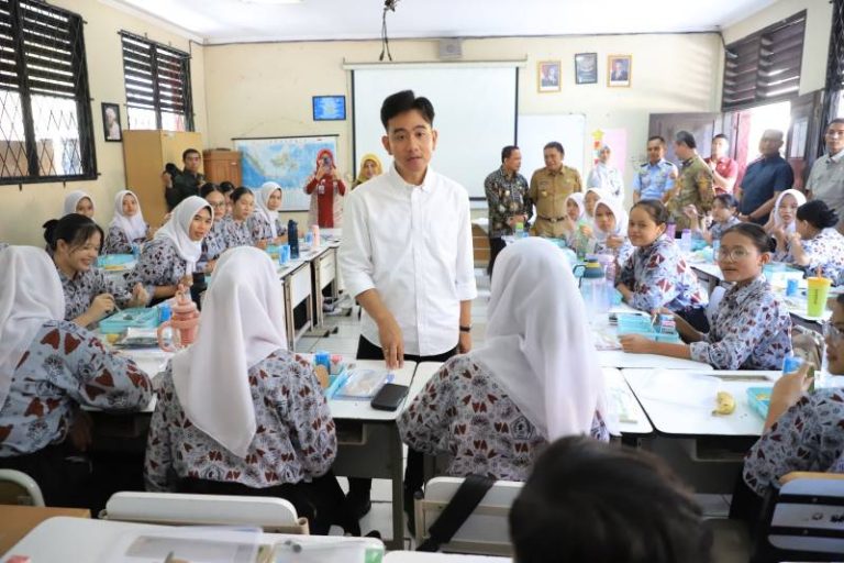 Wapres Tinjau Makan Bergizi di SMKN 3 Tangerang