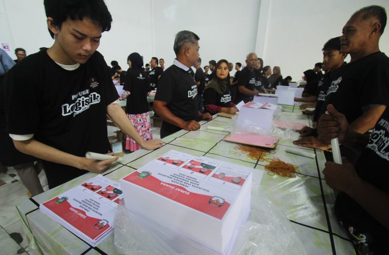 Foto: Pelipatan Surat Suara Pilkada Kota Tangerang
