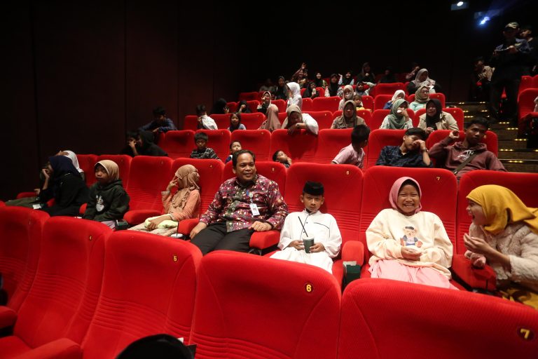 Pj Wali Kota Tangerang Nobar Dengan Anak Yatim Piatu Pj Wali Kota Tangerang Nobar Dengan Anak Yatim Piatu